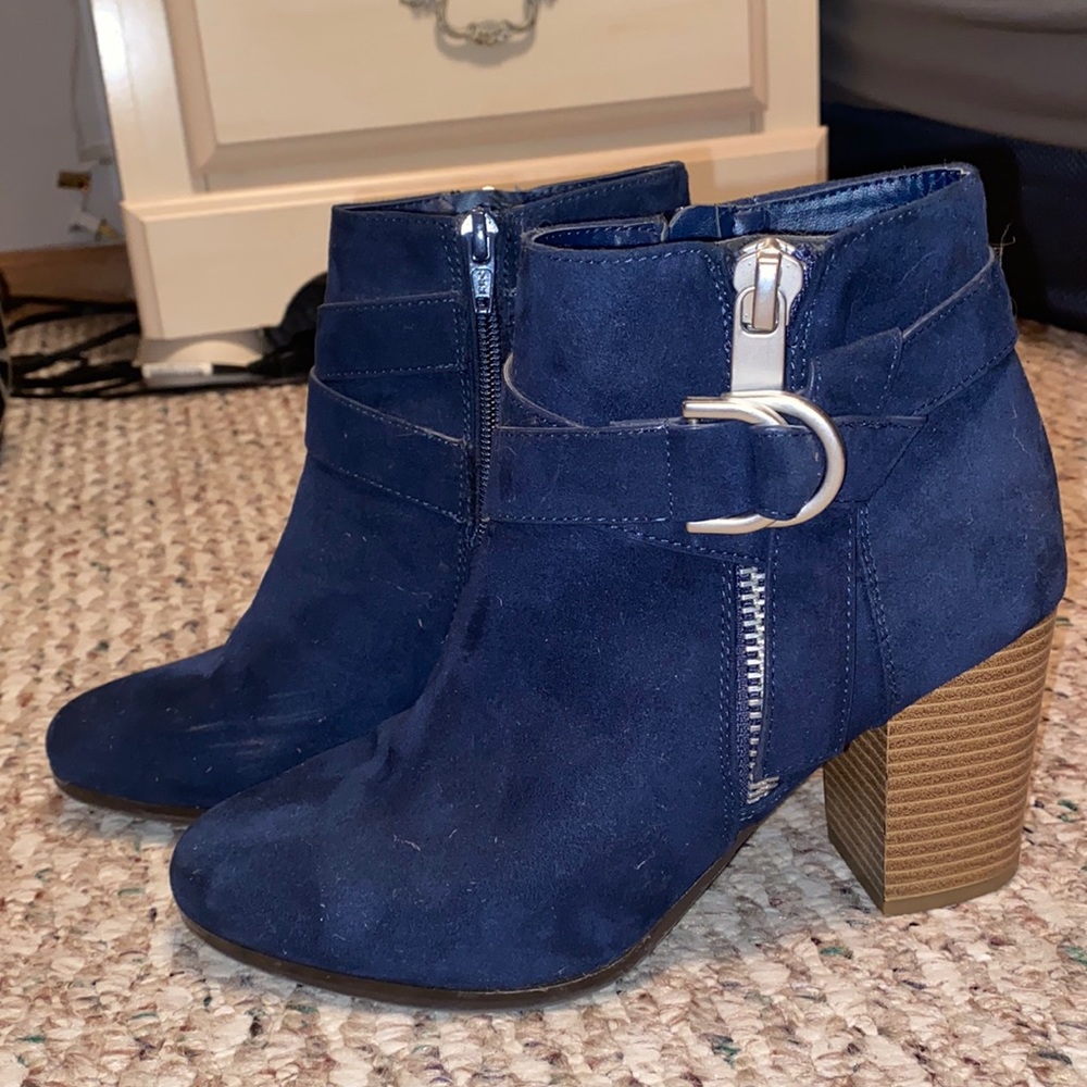 navy blue boot heals